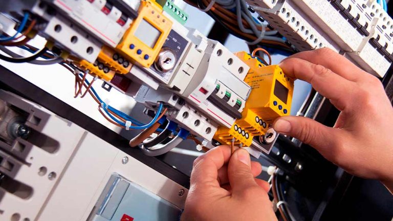 Un electricista sustituye el diferencial de un cuadro eléctrico